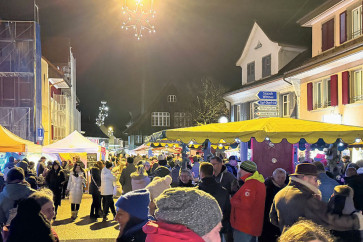 Motorengeknatter, Lichterglanz und nach dem Regen Besucherströme