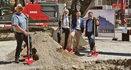 Um das Loch mit der Zeitkapsel zu schliessen, griffen Stadtammann René Leuenberger (von links), Architekt Christian Frei, FlexBase-CEO Marcel Aumer sowie Erne-CEO Giuseppe Santagada und Marcel Aumer zu Schaufeln.